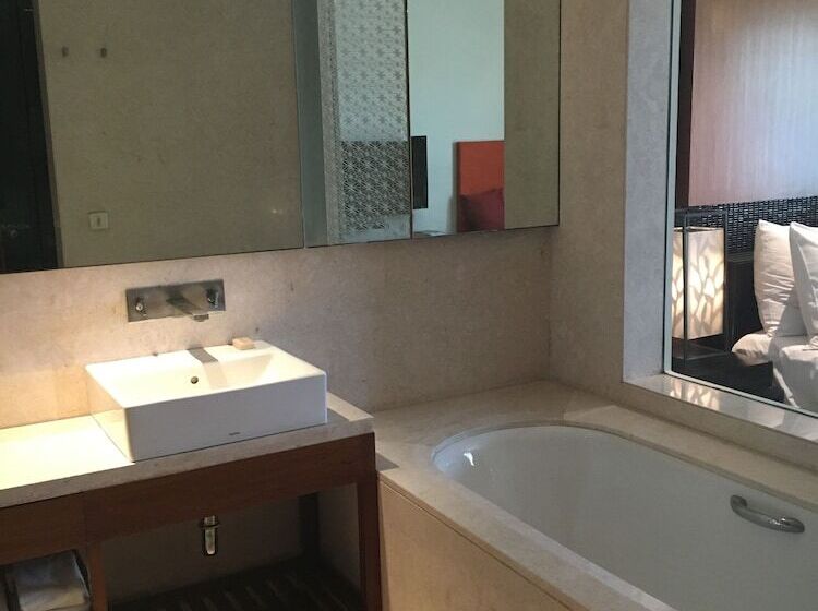 Люкс, Vivanta Surajkund, Ncr