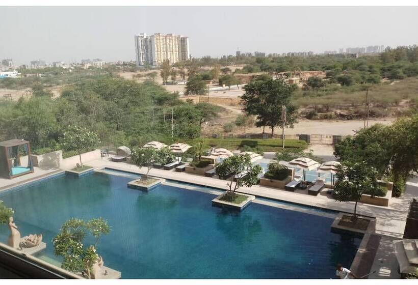带泳池观景的豪华房, Vivanta Surajkund, Ncr