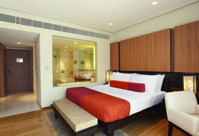 Medencére Néző Deluxe Szoba, Vivanta Surajkund, Ncr