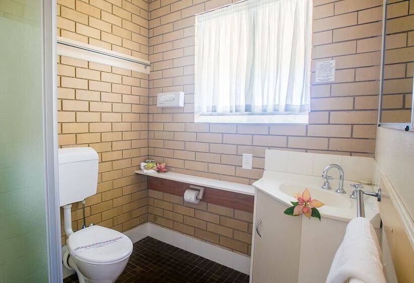 חדר משפחתי, Iluka Motel