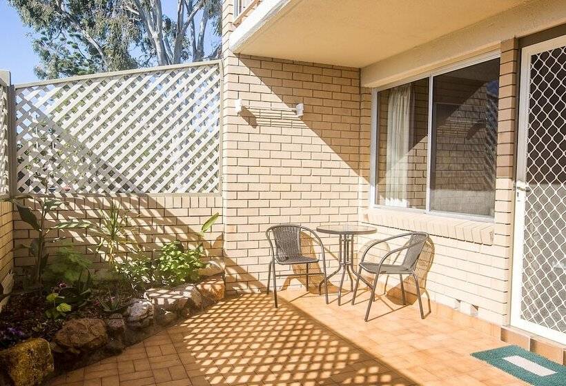 חדר משפחתי, Iluka Motel