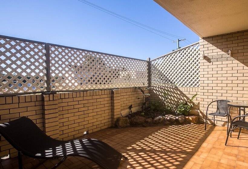 חדר משפחתי, Iluka Motel