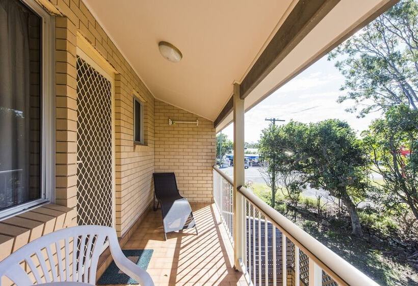 חדר משפחתי, Iluka Motel