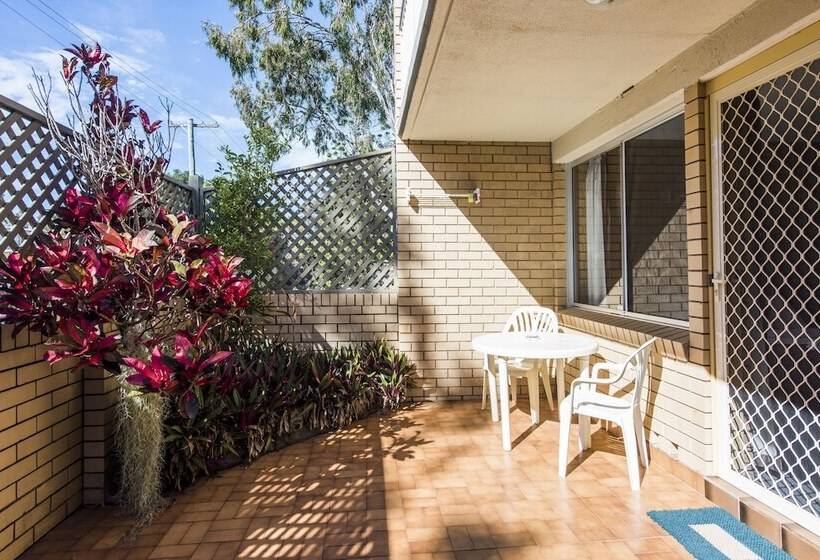 חדר משפחתי, Iluka Motel