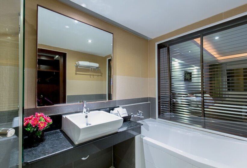 디럭스 룸, Thanthip Beach Resort Patong