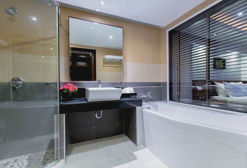 디럭스 룸, Thanthip Beach Resort Patong