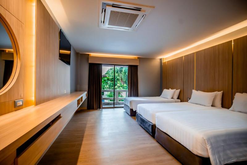 디럭스 트리플 룸, Thanthip Beach Resort Patong
