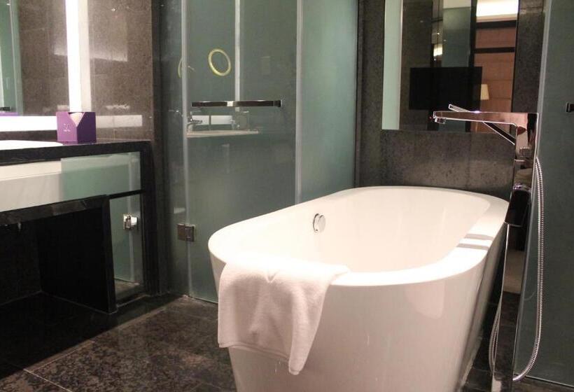 Президентский Люкс, Wongtee V Hotel