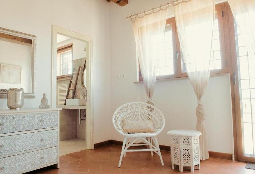 اتاق لوکس با بالکن, The Bell Tower Lodge