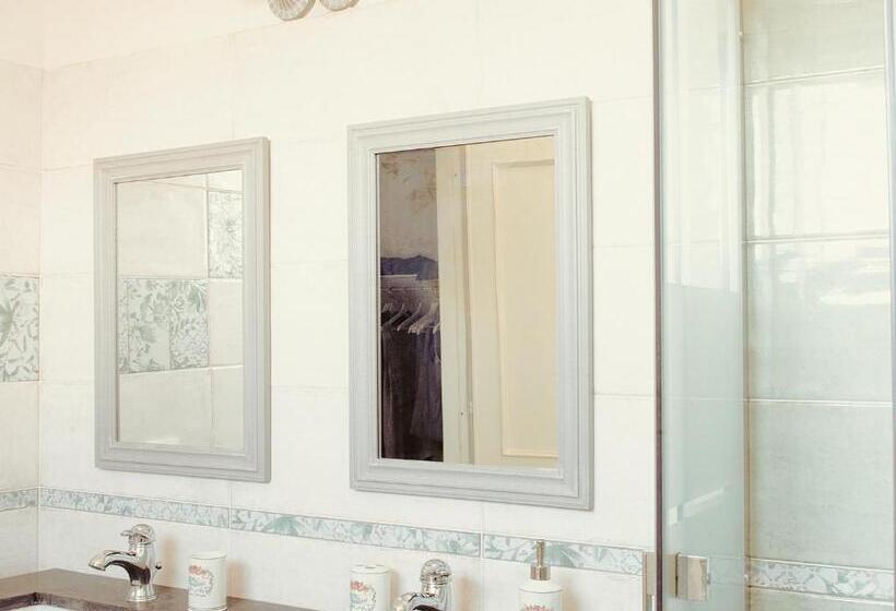 חדר דלוקס עם מרפסת נוף לים, The Bell Tower Lodge