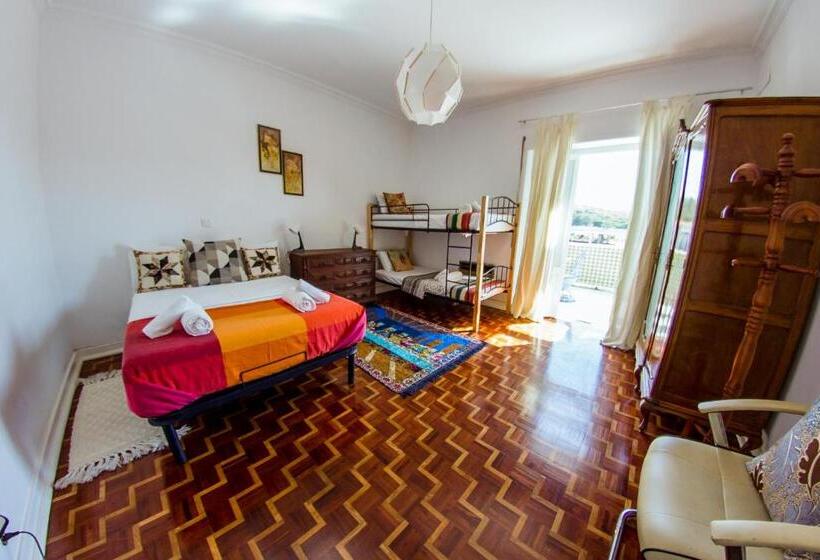 اتاق ساده سه نفره, Lar Dois Coracões