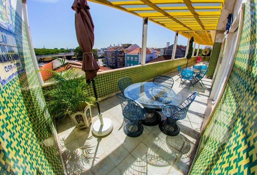 اتاق ساده سه نفره, Lar Dois Coracões