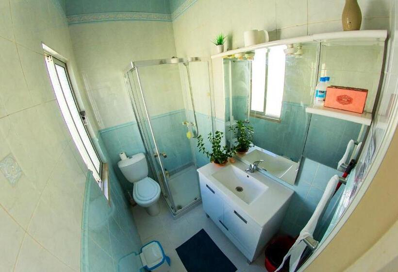 اتاق ساده سه نفره, Lar Dois Coracões