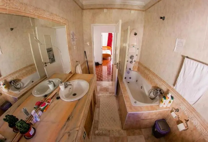 Economy Triple Room, Lar Dois Coracões