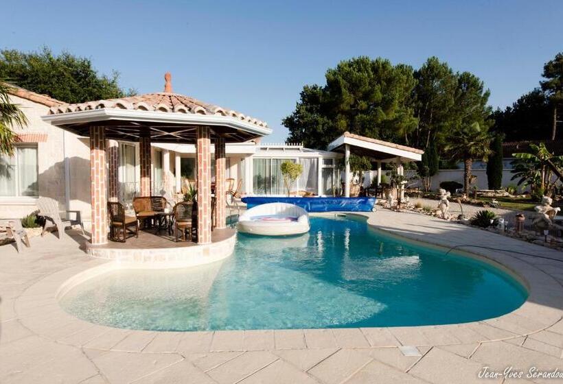 Студио Стандарт Вид на Бассейн, Le Mas Des Mathes, Chambres D Hôtes, Studios