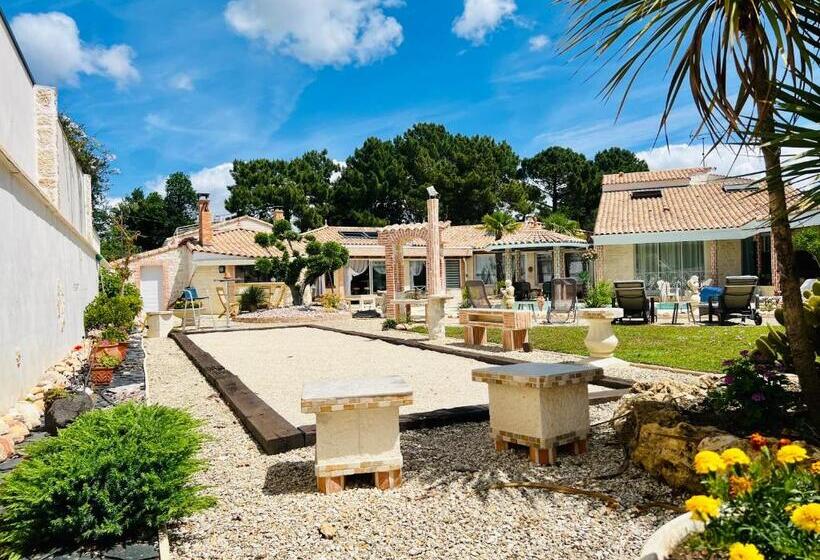 Номер Стандарт Вид на Бассейн, Le Mas Des Mathes, Chambres D Hôtes, Studios