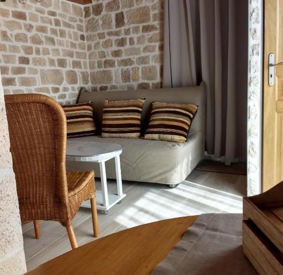 Студио Стандарт Вид на Бассейн, Le Mas Des Mathes, Chambres D Hôtes, Studios