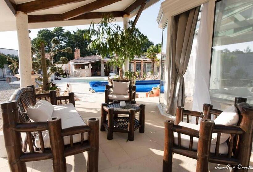 חדר סטנדרט נוף לבריכה, Le Mas Des Mathes, Chambres D Hôtes, Studios