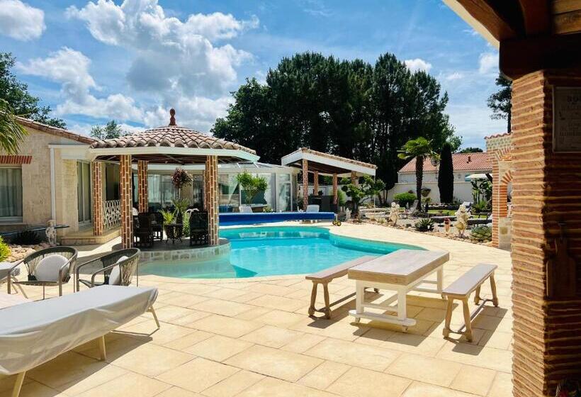 חדר סטנדרט נוף לבריכה, Le Mas Des Mathes, Chambres D Hôtes, Studios