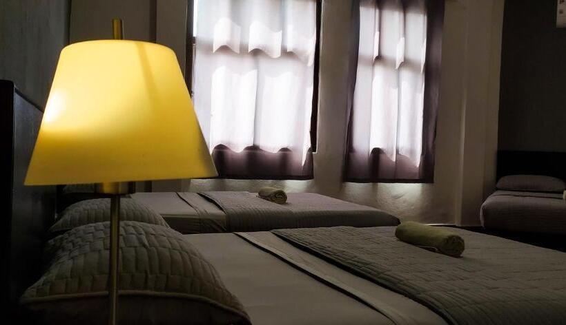 חדר סטנדרט לשלושה, Zepeda