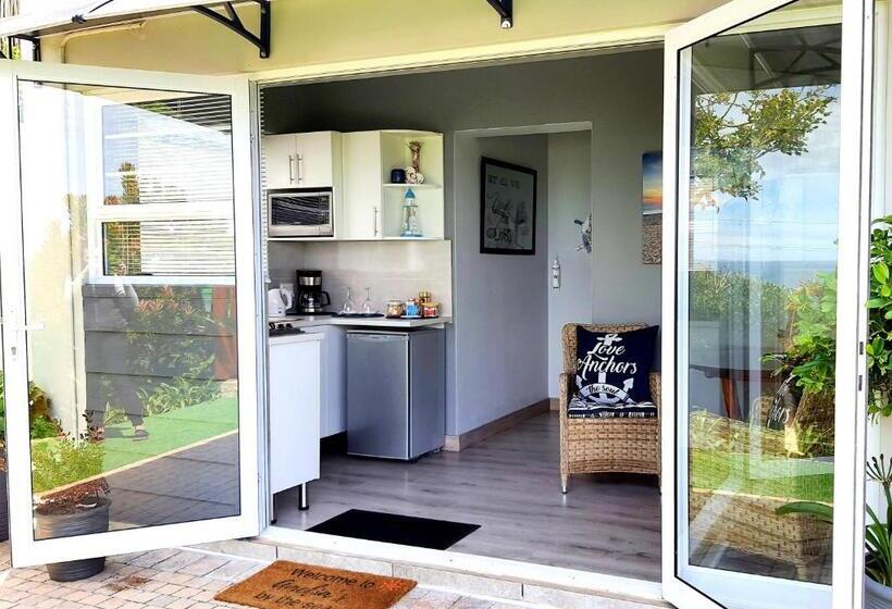 デラックススタジオ, Amelia S By The Sea