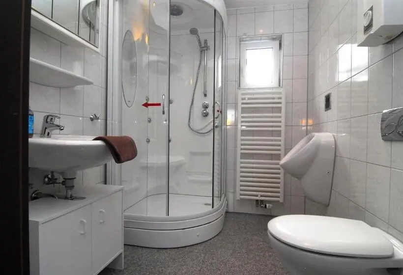 スタンダードトリプルルーム, Monteurwohnung Ferienwohnung Krings Baptistastr 2a