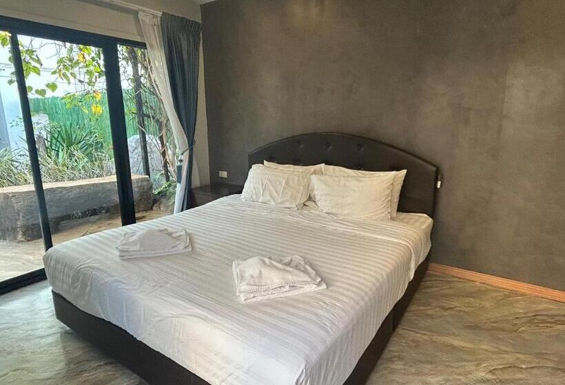 اتاق استاندارد با چشم‌انداز باغ, Uthaithani Resort