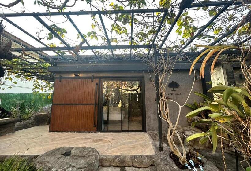اتاق استاندارد با چشم‌انداز باغ, Uthaithani Resort