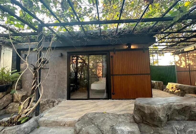 اتاق استاندارد با چشم‌انداز باغ, Uthaithani Resort
