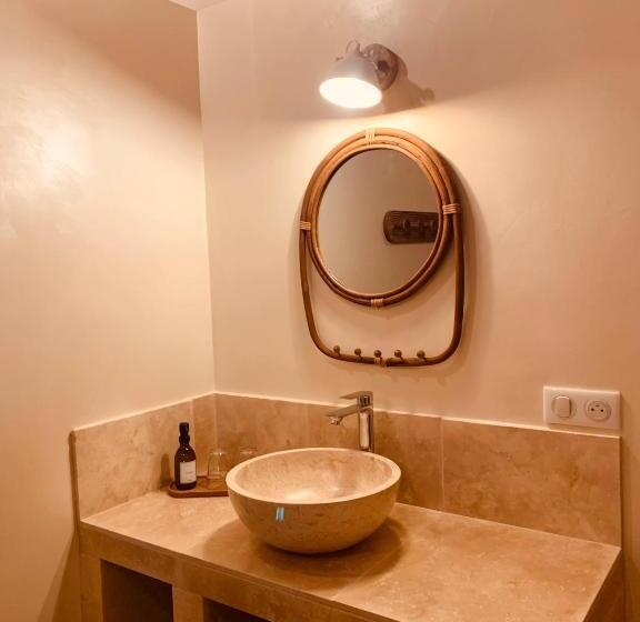 Студио Стандарт Вид на Сад, Le Vieux Portail