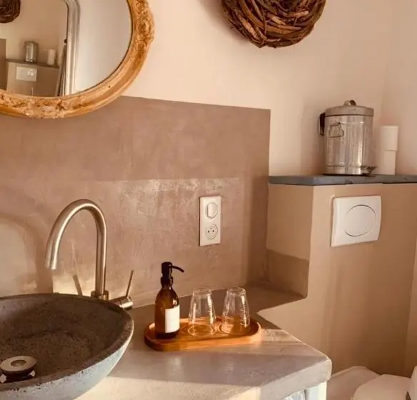 Standard-studio Terassi, Le Vieux Portail
