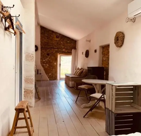 Standard-studio Terassi, Le Vieux Portail