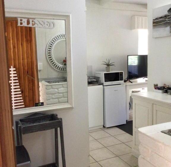 جناح عائلي, White River B & B