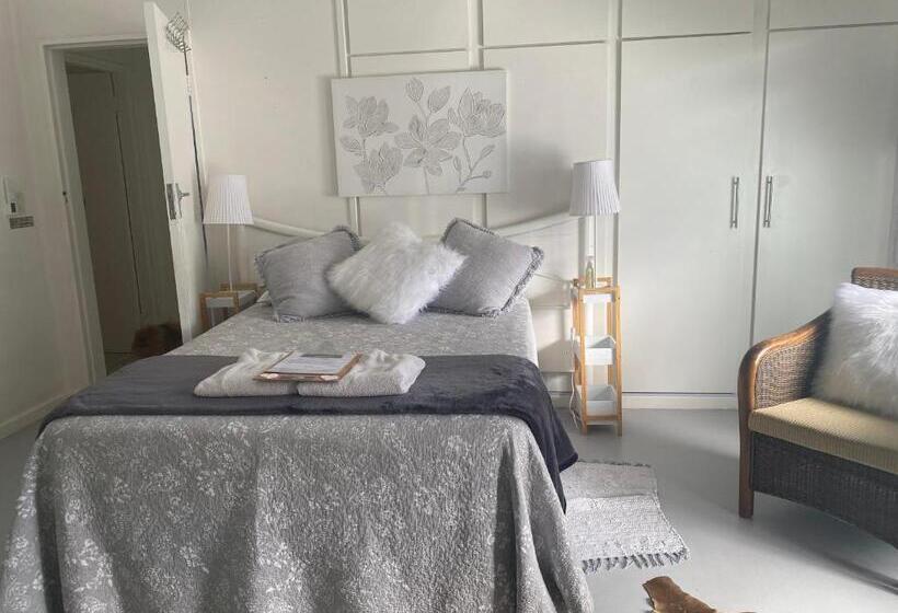 Номер Стандарт, White River B & B