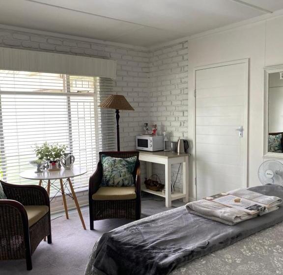 Номер Стандарт, White River B & B