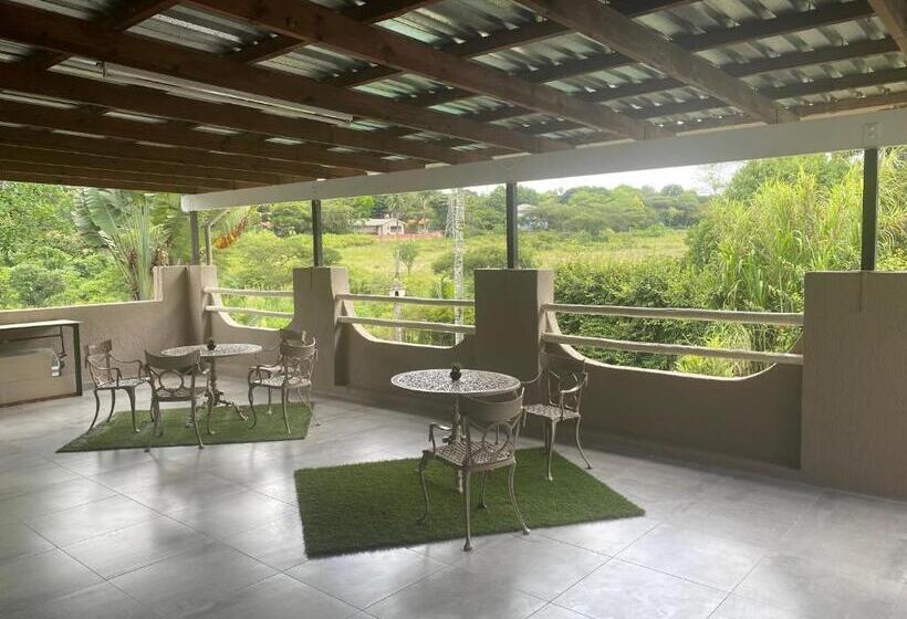 غرفة عائلية, White River B & B