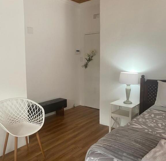 غرفة عائلية, White River B & B