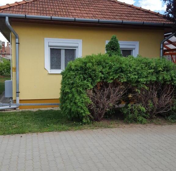 침실 1개 아파트, Juli Vendégház