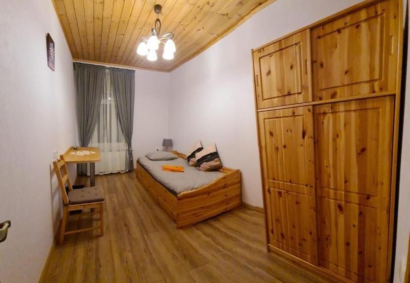 اتاق عادی, Priedes