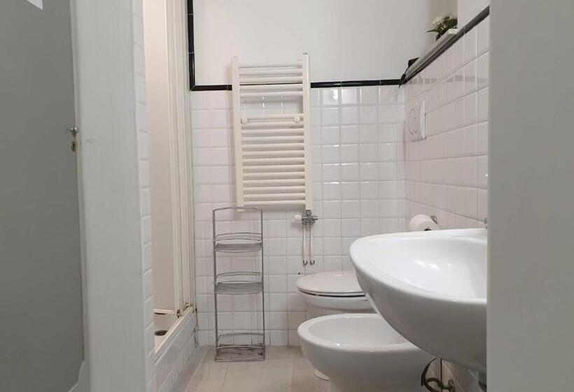 اتاق سهنفرۀ استاندارد با سرویس بهداشتی بیرون از اتاق, B&b Red Horse