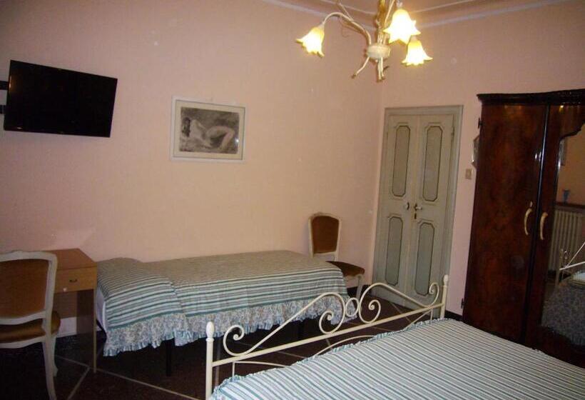 اتاق سهنفرۀ استاندارد با سرویس بهداشتی بیرون از اتاق, B&b Red Horse