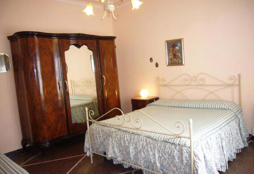 اتاق سهنفرۀ استاندارد با سرویس بهداشتی بیرون از اتاق, B&b Red Horse