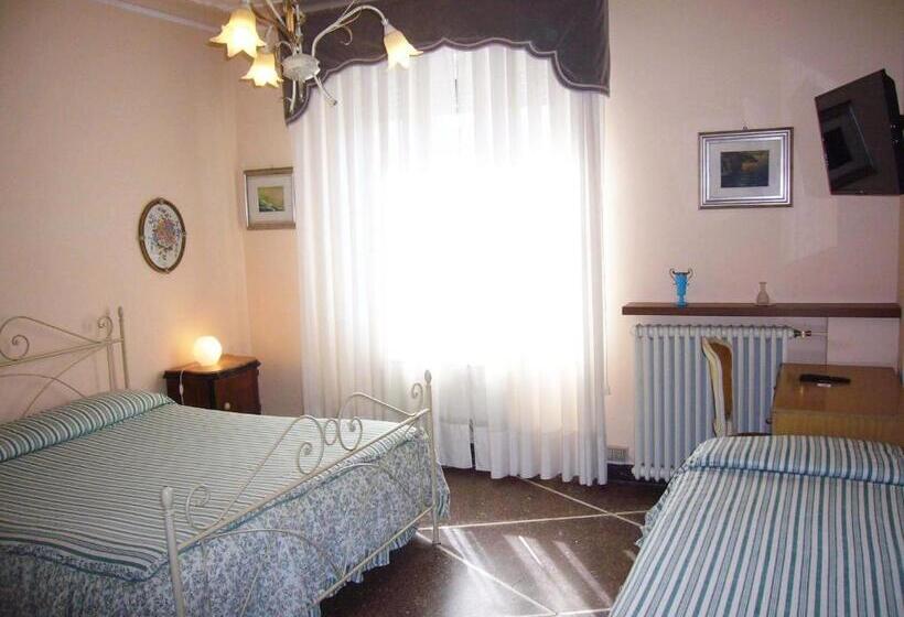 اتاق سهنفرۀ استاندارد با سرویس بهداشتی بیرون از اتاق, B&b Red Horse