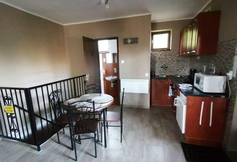 Deluxe Rum, Bella Vendégház