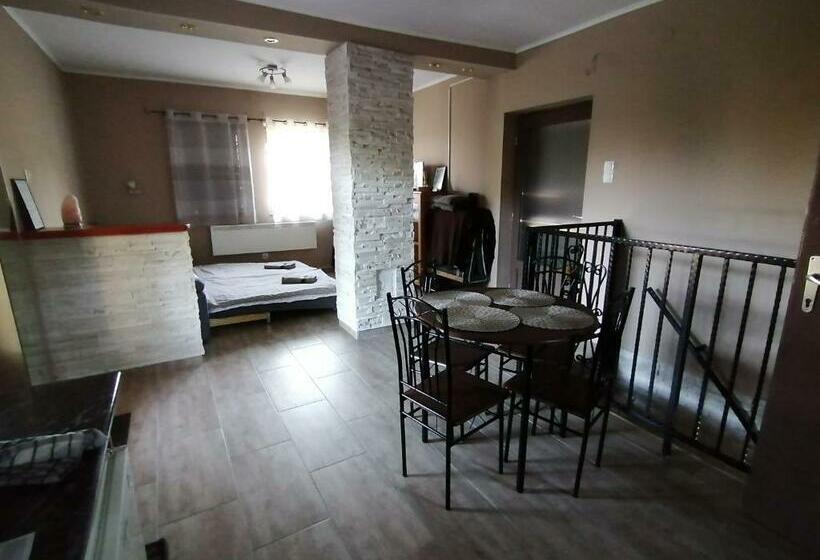 Deluxe Rum, Bella Vendégház