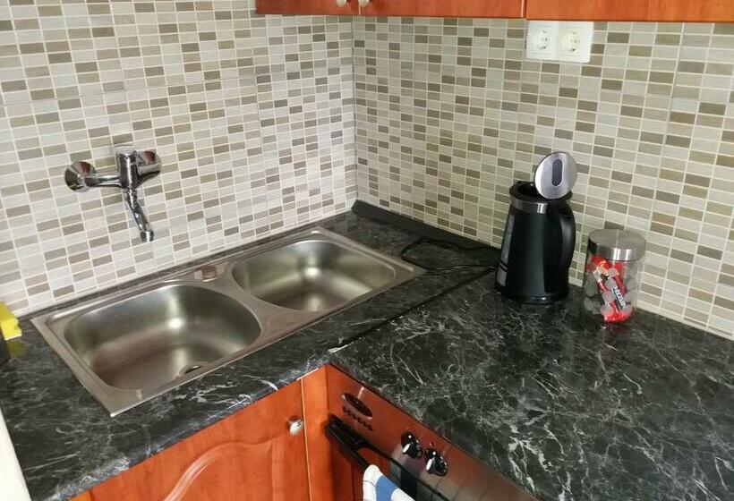 Deluxe Rum, Bella Vendégház