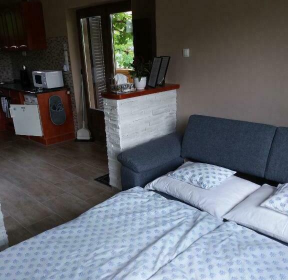 Deluxe Rum, Bella Vendégház