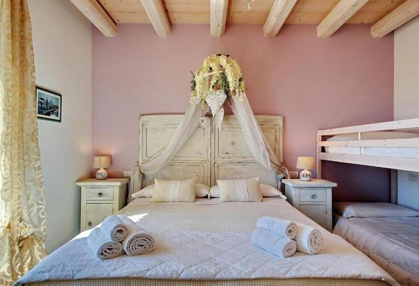 חדר סטנדרט קוודרופל עם נוף לבריכה, Villa Rossella Rooms