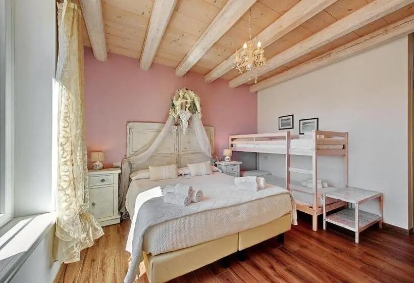 プールビューのスタンダードクアドラプルルーム, Villa Rossella Rooms