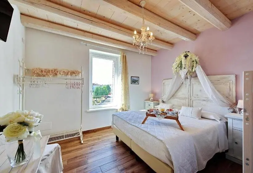 プールビューのスタンダードクアドラプルルーム, Villa Rossella Rooms